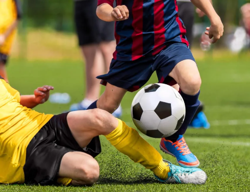 teknik-tackling-sepak-bola-yang-aman-dan-efektif